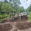 FOTO : TNI dan Masyarakat melaksanakan kegiatan gotong royong, di Desa Tarusan Danum.