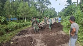 FOTO : TNI dan Masyarakat melaksanakan kegiatan gotong royong, di Desa Tarusan Danum.