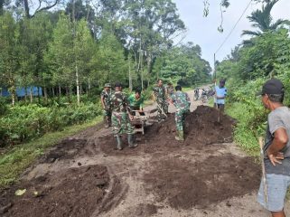 FOTO : TNI dan Masyarakat melaksanakan kegiatan gotong royong, di Desa Tarusan Danum.