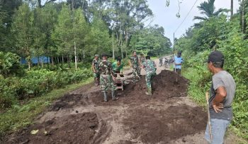 FOTO : TNI dan Masyarakat melaksanakan kegiatan gotong royong, di Desa Tarusan Danum.