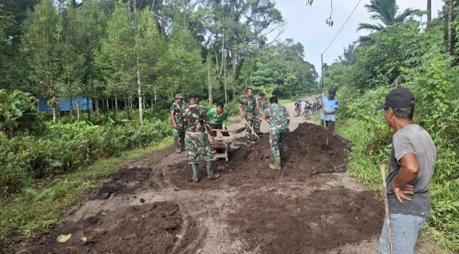 FOTO : TNI dan Masyarakat melaksanakan kegiatan gotong royong, di Desa Tarusan Danum.
