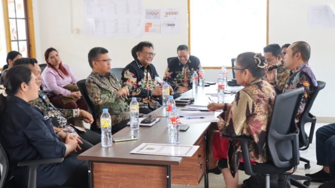 
					FOTO : Wabup Katingan Firdaus saat mendampingi kunjungan kerja Komisi III DPRD Provinsi Kalteng di Sekolah Rakyat.