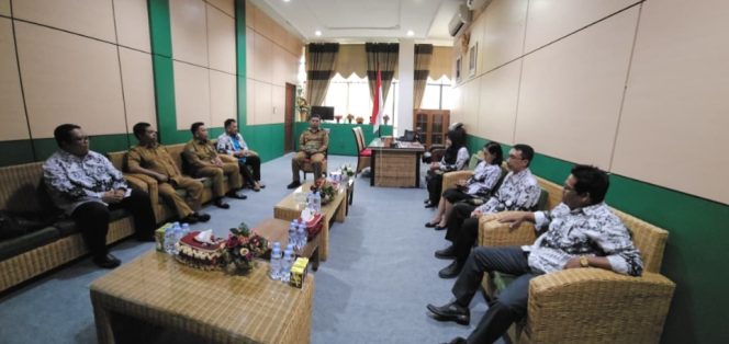 
					FOTO : Wabup Firdaus, audiensi bersama pengurus PGRI dan jajaran Dinas Pendidikan.