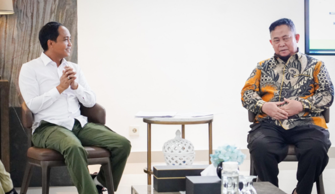 
					FOTO : Bupati Saiful saat bersama Menteri Kehutanan.