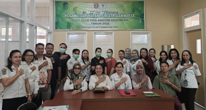 
					FOTO : Direktur BLUD RSUD Mas Amsyar dan jajaran saat foto bersama.