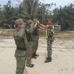 FOTO : Satlinmas Sanaman Mantikei saat mendapatkan pelatihan dari Babinsa Koramil 04/Ktt, Serda Herlin Setiawan.