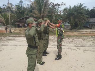 FOTO : Satlinmas Sanaman Mantikei saat mendapatkan pelatihan dari Babinsa Koramil 04/Ktt, Serda Herlin Setiawan.