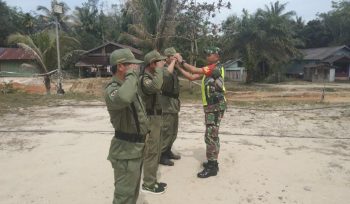 FOTO : Satlinmas Sanaman Mantikei saat mendapatkan pelatihan dari Babinsa Koramil 04/Ktt, Serda Herlin Setiawan.