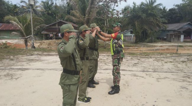 FOTO : Satlinmas Sanaman Mantikei saat mendapatkan pelatihan dari Babinsa Koramil 04/Ktt, Serda Herlin Setiawan.