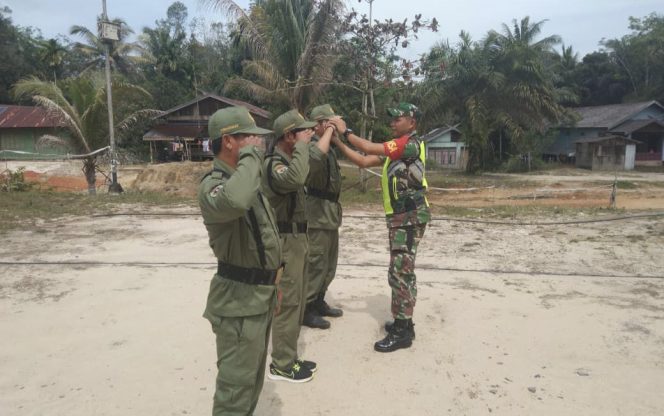 
					FOTO : Satlinmas Sanaman Mantikei saat mendapatkan pelatihan dari Babinsa Koramil 04/Ktt, Serda Herlin Setiawan.