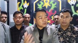 FOTO : Kuasa Hukum terdakwa, Jesvandy Silaban dan kawan-kawan saat penjemputan 8 terdakwa di Rutan Kota Palangka Raya.
