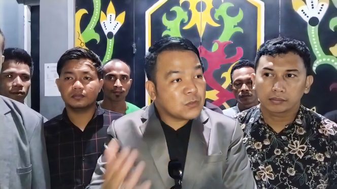 
					FOTO : Kuasa Hukum terdakwa, Jesvandy Silaban dan kawan-kawan saat penjemputan 8 terdakwa di Rutan Kota Palangka Raya.
