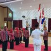 FOTO : Wakil Sekjen YJI, Indaryanto, saat melantik/mengukuhkan Pengurus YJI Kabupaten Katingan, di ruang rapat Paripurna DPRD. 