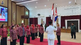 FOTO : Wakil Sekjen YJI, Indaryanto, saat melantik/mengukuhkan Pengurus YJI Kabupaten Katingan, di ruang rapat Paripurna DPRD. 