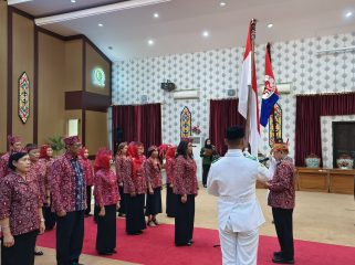 FOTO : Wakil Sekjen YJI, Indaryanto, saat melantik/mengukuhkan Pengurus YJI Kabupaten Katingan, di ruang rapat Paripurna DPRD. 