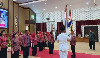 FOTO : Wakil Sekjen YJI, Indaryanto, saat melantik/mengukuhkan Pengurus YJI Kabupaten Katingan, di ruang rapat Paripurna DPRD. 