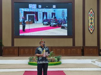 FOTO : Asisten I Setda Katingan saat hadiri kegiatan pelantikan pengurus YJI Kabupaten Katingan, di ruang rapat Paripurna DPRD.