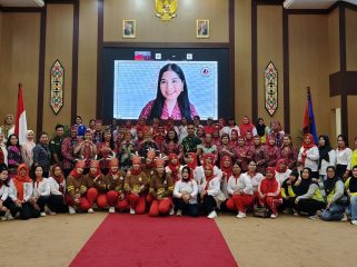 FOTO : Pengurus YJI Cabang Katingan dan Asisten I Setda Katingan foto bersama dengan Ketua Umum YJI Annisa Pohan secara daring.