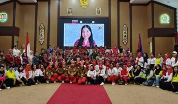 FOTO : Pengurus YJI Cabang Katingan dan Asisten I Setda Katingan foto bersama dengan Ketua Umum YJI Annisa Pohan secara daring.