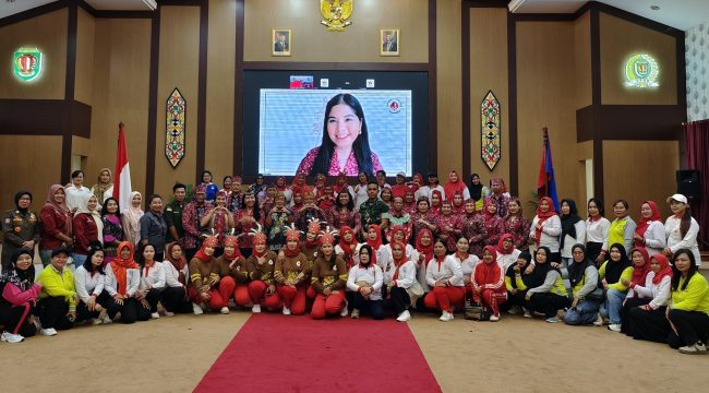 FOTO : Pengurus YJI Cabang Katingan dan Asisten I Setda Katingan foto bersama dengan Ketua Umum YJI Annisa Pohan secara daring.