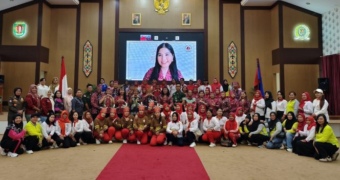 
					FOTO : Pengurus YJI Cabang Katingan dan Asisten I Setda Katingan foto bersama dengan Ketua Umum YJI Annisa Pohan secara daring.