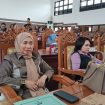 PARIPURNA : Anggota DPRD Kabupaten Gumas Sahriah (ujung kiri) ketika menghadiri rapat paripurna DPRD setempat, belum lama ini.