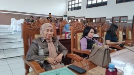 PARIPURNA : Anggota DPRD Kabupaten Gumas Sahriah (ujung kiri) ketika menghadiri rapat paripurna DPRD setempat, belum lama ini.