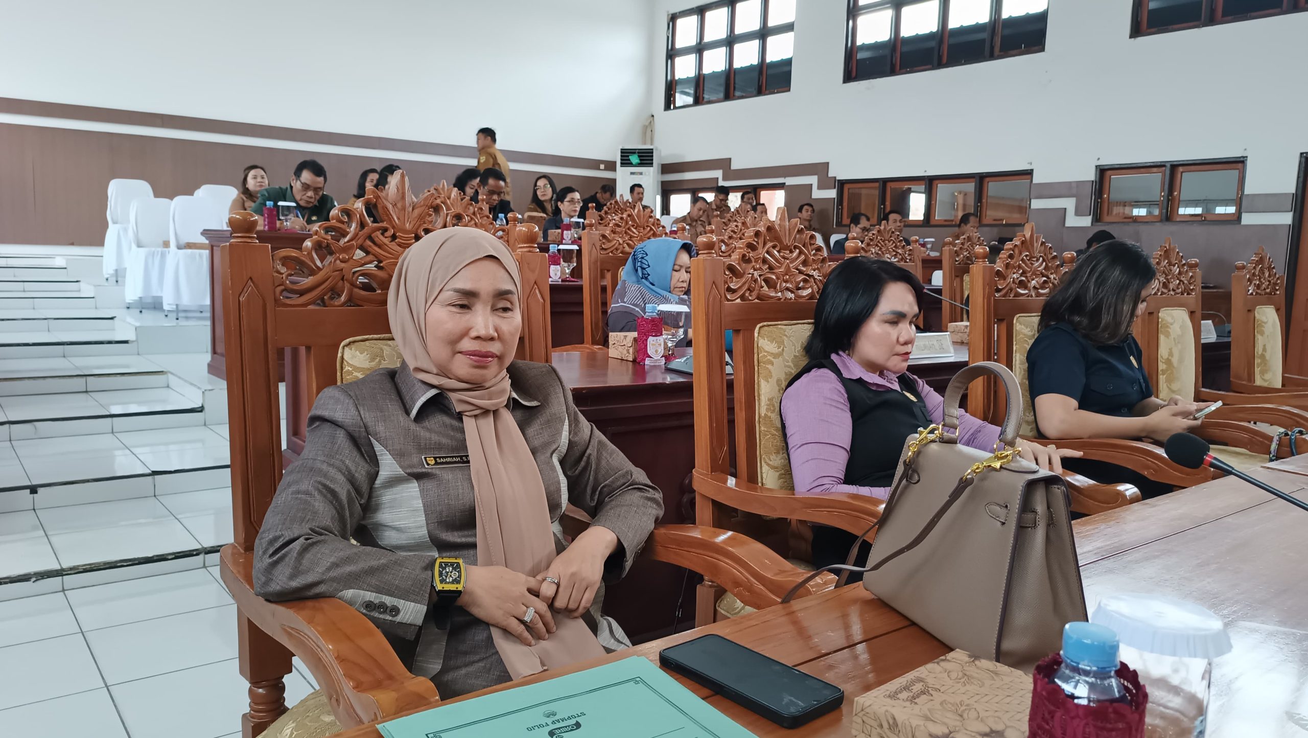 PARIPURNA : Anggota DPRD Kabupaten Gumas Sahriah (ujung kiri) ketika menghadiri rapat paripurna DPRD setempat, belum lama ini.