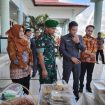 HADIRI : Ketua DPRD Kabupaten Gumas Binartha (dua dari kanan) ketika menghadiri peringatan hari anak nasional ke-41 dan hari keluarga nasional ke-32 tingkat kabupaten tahun 2025, di GPU Damang Batu, belum lama ini.
