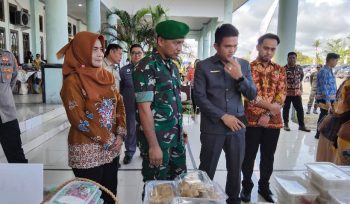 HADIRI : Ketua DPRD Kabupaten Gumas Binartha (dua dari kanan) ketika menghadiri peringatan hari anak nasional ke-41 dan hari keluarga nasional ke-32 tingkat kabupaten tahun 2025, di GPU Damang Batu, belum lama ini.