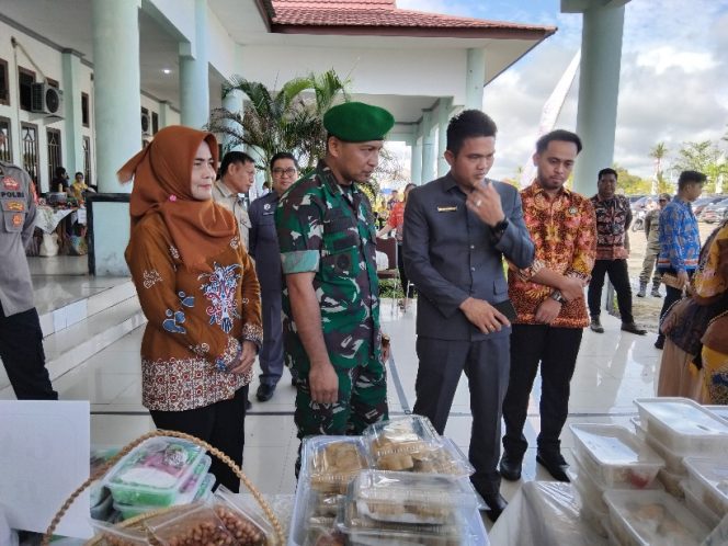 
					HADIRI : Ketua DPRD Kabupaten Gumas Binartha (dua dari kanan) ketika menghadiri peringatan hari anak nasional ke-41 dan hari keluarga nasional ke-32 tingkat kabupaten tahun 2025, di GPU Damang Batu, belum lama ini.