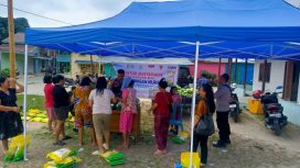 SERBU : Warga Desa Tewai Baru, Kecamatan Sepang menyerbu lokasi gerakan pangan murah yang digelar Polsek Sepang, Polres Gumas, Senin, 1 September 2025
