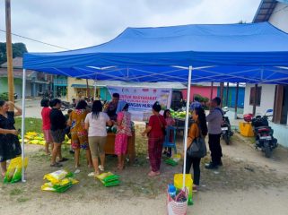 SERBU : Warga Desa Tewai Baru, Kecamatan Sepang menyerbu lokasi gerakan pangan murah yang digelar Polsek Sepang, Polres Gumas, Senin, 1 September 2025