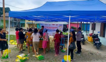 SERBU : Warga Desa Tewai Baru, Kecamatan Sepang menyerbu lokasi gerakan pangan murah yang digelar Polsek Sepang, Polres Gumas, Senin, 1 September 2025