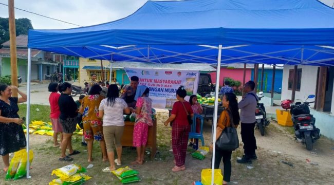 SERBU : Warga Desa Tewai Baru, Kecamatan Sepang menyerbu lokasi gerakan pangan murah yang digelar Polsek Sepang, Polres Gumas, Senin, 1 September 2025