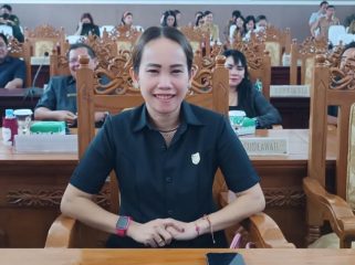 FOTO : Wakil Ketua I DPRD Kabupaten Gunung Mas Nomi Aprilia