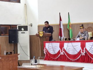 SAMPAIKAN LAPORAN : Juru Bicara Banggar DPRD Kabupaten Gumas Charles Frengki menyampaikan laporan terhadap Raperda Perubahan APBD tahun 2025, pada rapat paripurna 4 masa persidangan I Tahun sidang 2025, Kamis, 4 September 2025