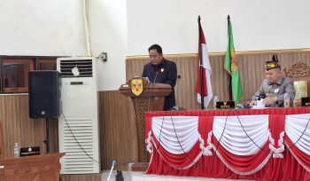 SAMPAIKAN LAPORAN : Juru Bicara Banggar DPRD Kabupaten Gumas Charles Frengki menyampaikan laporan terhadap Raperda Perubahan APBD tahun 2025, pada rapat paripurna 4 masa persidangan I Tahun sidang 2025, Kamis, 4 September 2025