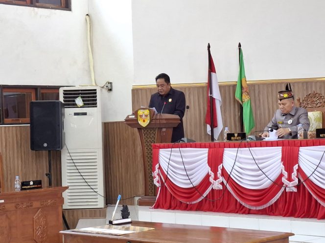 
					SAMPAIKAN LAPORAN : Juru Bicara Banggar DPRD Kabupaten Gumas Charles Frengki menyampaikan laporan terhadap Raperda Perubahan APBD tahun 2025, pada rapat paripurna 4 masa persidangan I Tahun sidang 2025, Kamis, 4 September 2025