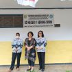 BERSAMA : Ketua Komisi III DPRD Kabupaten Gumas Iceu Purnamasari (tengah) saat bersama para guru di SDN 1 Sepang Simin, belum lama ini.