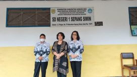 BERSAMA : Ketua Komisi III DPRD Kabupaten Gumas Iceu Purnamasari (tengah) saat bersama para guru di SDN 1 Sepang Simin, belum lama ini.