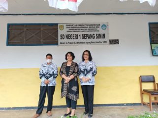 BERSAMA : Ketua Komisi III DPRD Kabupaten Gumas Iceu Purnamasari (tengah) saat bersama para guru di SDN 1 Sepang Simin, belum lama ini.