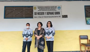 BERSAMA : Ketua Komisi III DPRD Kabupaten Gumas Iceu Purnamasari (tengah) saat bersama para guru di SDN 1 Sepang Simin, belum lama ini.