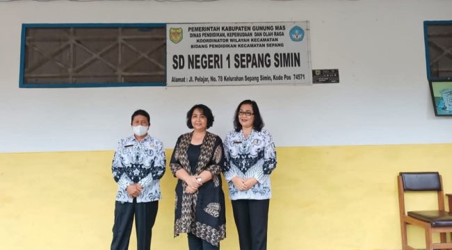 BERSAMA : Ketua Komisi III DPRD Kabupaten Gumas Iceu Purnamasari (tengah) saat bersama para guru di SDN 1 Sepang Simin, belum lama ini.