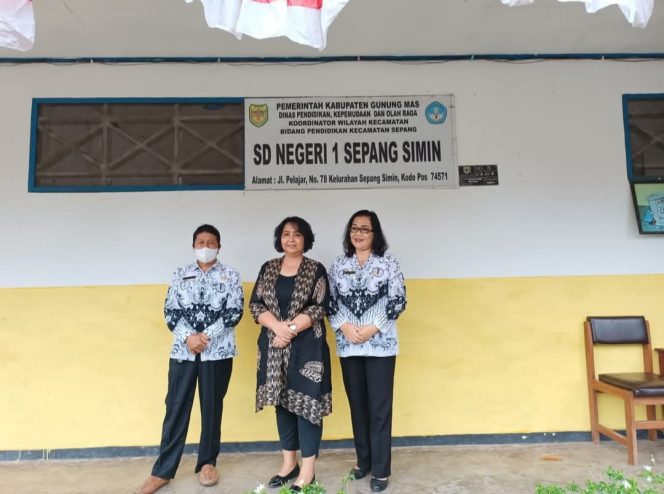 
					BERSAMA : Ketua Komisi III DPRD Kabupaten Gumas Iceu Purnamasari (tengah) saat bersama para guru di SDN 1 Sepang Simin, belum lama ini.