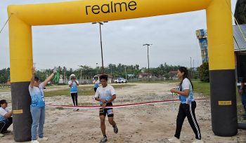 FINIS : Para peserta fun run 3K ketika menyentuh garis finis, Sabtu, 30 Agustus 2025 lalu.