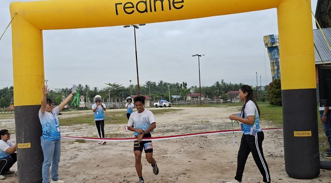 FINIS : Para peserta fun run 3K ketika menyentuh garis finis, Sabtu, 30 Agustus 2025 lalu.