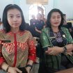 BERSAMA : Anggota DPRD Kabupaten Gumas Rayaniatie Djangkan (kanan) bersama Kasi Barang Bukti dan Barang Rampasan Kejari Een Hosana Baboe, ketika menghadiri suatu kegiatan, belum lama ini.