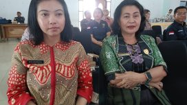 BERSAMA : Anggota DPRD Kabupaten Gumas Rayaniatie Djangkan (kanan) bersama Kasi Barang Bukti dan Barang Rampasan Kejari Een Hosana Baboe, ketika menghadiri suatu kegiatan, belum lama ini.