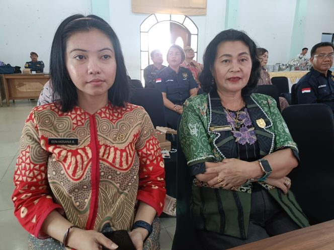 
					BERSAMA : Anggota DPRD Kabupaten Gumas Rayaniatie Djangkan (kanan) bersama Kasi Barang Bukti dan Barang Rampasan Kejari Een Hosana Baboe, ketika menghadiri suatu kegiatan, belum lama ini.